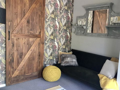 Chanticleer Gardens Barn Cottage With A Pool - Accommodation Rockhampton 7