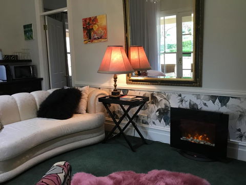 Chanticleer Gardens Barn Cottage With A Pool - Accommodation Rockhampton 42