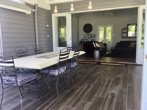 Chanticleer Gardens Barn Cottage With A Pool - Accommodation Rockhampton 12