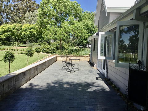 Chanticleer Gardens Barn Cottage With A Pool - Accommodation Rockhampton 4