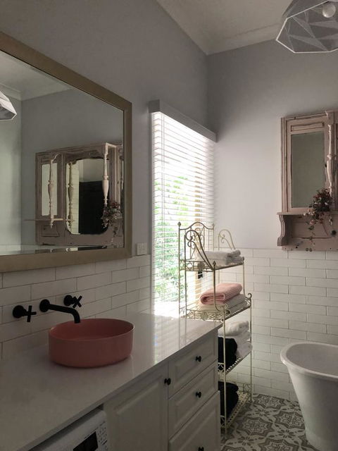 Chanticleer Gardens Barn Cottage With A Pool - Accommodation Rockhampton 33
