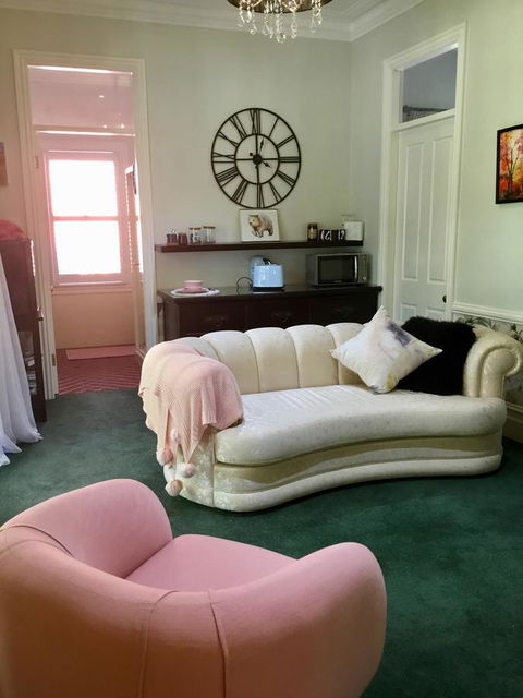 Chanticleer Gardens Barn Cottage With A Pool - Accommodation Rockhampton 41