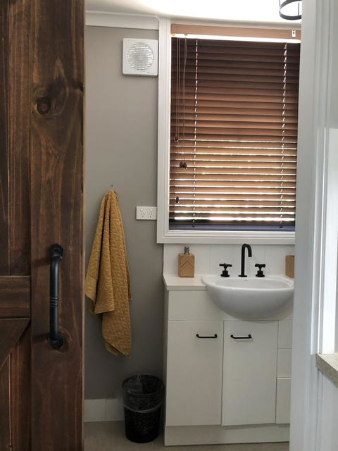 Chanticleer Gardens Barn Cottage With A Pool - Accommodation Rockhampton 22