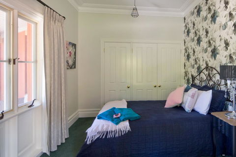 Chanticleer Gardens Barn Cottage With A Pool - Accommodation Rockhampton 40