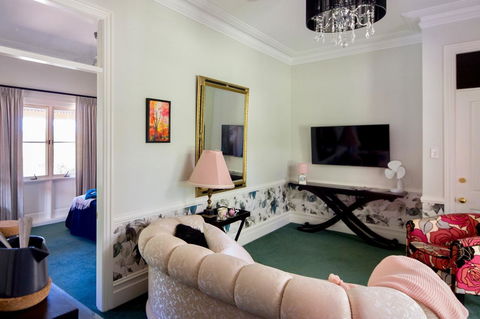 Chanticleer Gardens Barn Cottage With A Pool - Accommodation Rockhampton 44