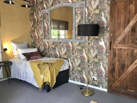 Chanticleer Gardens Barn Cottage With A Pool - Accommodation Rockhampton 2