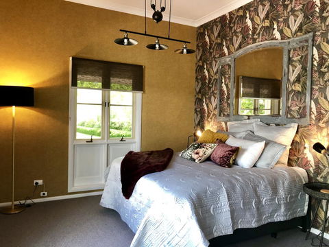Chanticleer Gardens Barn Cottage With A Pool - Accommodation Rockhampton 18