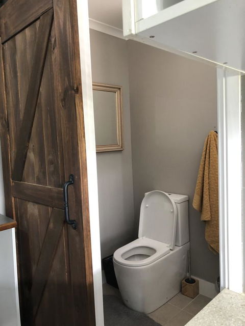 Chanticleer Gardens Barn Cottage With A Pool - Accommodation Rockhampton 21
