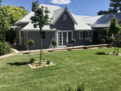 Chanticleer Gardens Barn Cottage With A Pool - Accommodation Rockhampton 9