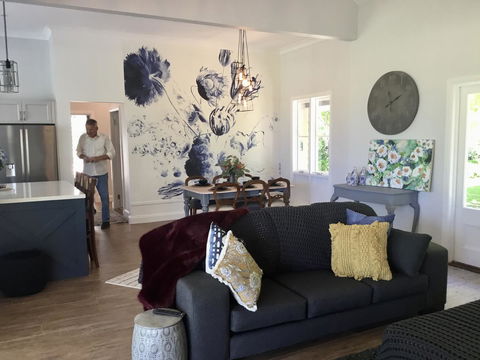 Chanticleer Gardens Barn Cottage With A Pool - Accommodation Rockhampton 13