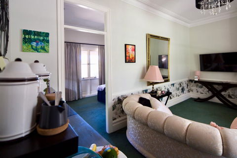 Chanticleer Gardens Barn Cottage With A Pool - Accommodation Rockhampton 43