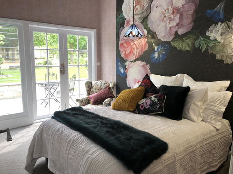 Chanticleer Gardens Barn Cottage With A Pool - Accommodation Rockhampton 0