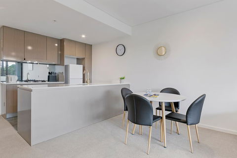 Stylish And Neat Two Bed Apartment In Wentworth Point - Accommodation Rockhampton 3