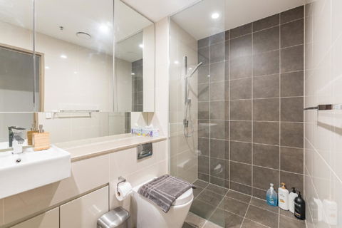 Sydney CBD Modern 2 Bedroom Apartment + Free Car Parking - Accommodation Rockhampton 16