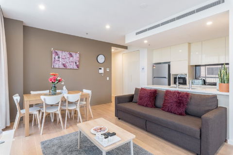 Sydney CBD Modern 2 Bedroom Apartment + Free Car Parking - Accommodation Rockhampton 3