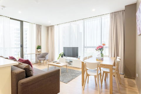 Sydney CBD Modern 2 Bedroom Apartment + Free Car Parking - Accommodation Rockhampton 0