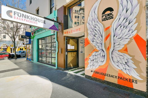 Mad Monkey Downtown - Accommodation Rockhampton 0