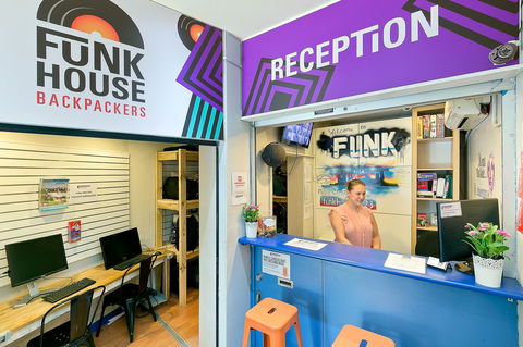 Mad Monkey Downtown - Accommodation Rockhampton 3
