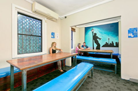 Mad Monkey Downtown - Accommodation Rockhampton 7