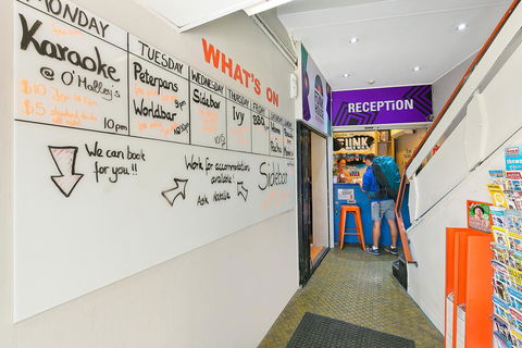 Mad Monkey Downtown - Accommodation Rockhampton 4