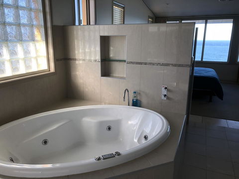 OceanScape Luxury Beachfront Villas - Accommodation Rockhampton 5
