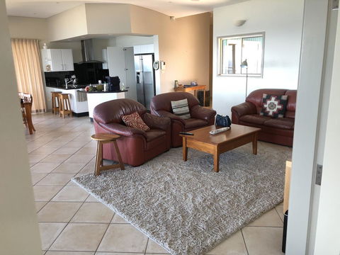 OceanScape Luxury Beachfront Villas - Accommodation Rockhampton 8