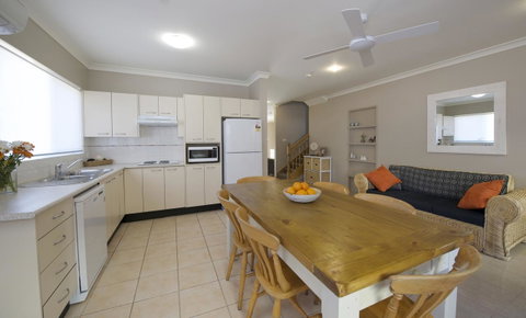 Marty's @ Little Beach - Accommodation Rockhampton 10