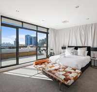 Darling Harbour Penthouse ViewsJacuzzi - Accommodation Rockhampton