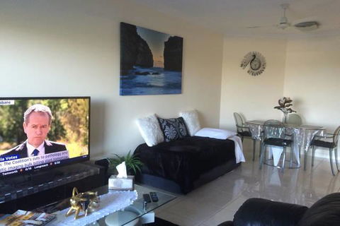 Nomikis\'On The Avenue - Accommodation Rockhampton 18