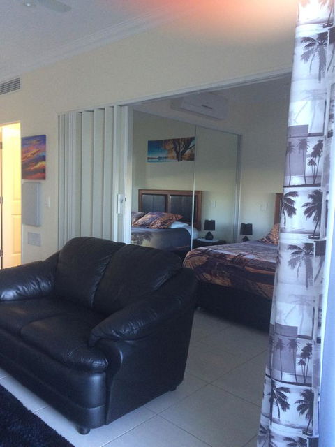 Nomikis\'On The Avenue - Accommodation Rockhampton 14