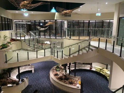 Nomikis\'On The Avenue - Accommodation Rockhampton 11