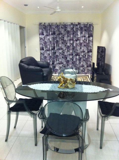 Nomikis\'On The Avenue - Accommodation Rockhampton 20