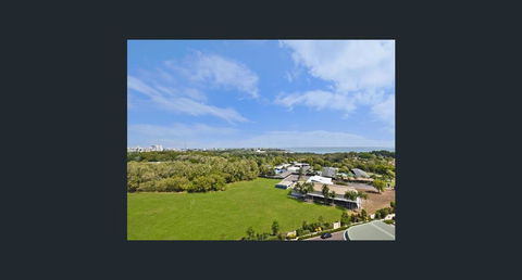 Nomikis\'On The Avenue - Accommodation Rockhampton 0
