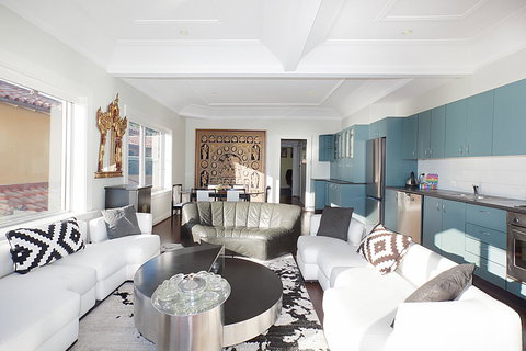 Art Deco Apartment With Breathtaking Water Views - Accommodation Rockhampton 7