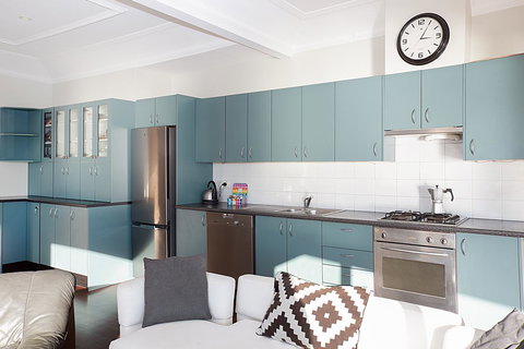 Art Deco Apartment With Breathtaking Water Views - Accommodation Rockhampton 4