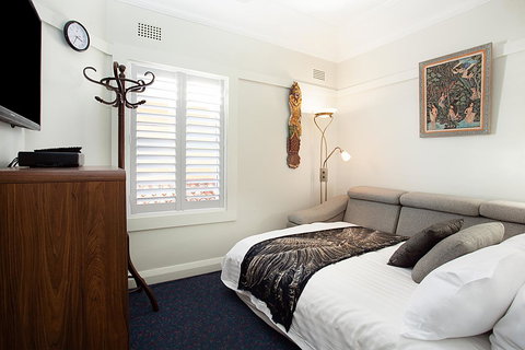 Art Deco Apartment With Breathtaking Water Views - Accommodation Rockhampton 9