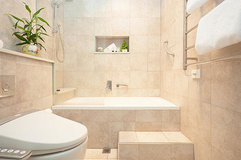 Art Deco Apartment With Breathtaking Water Views - Accommodation Rockhampton 5