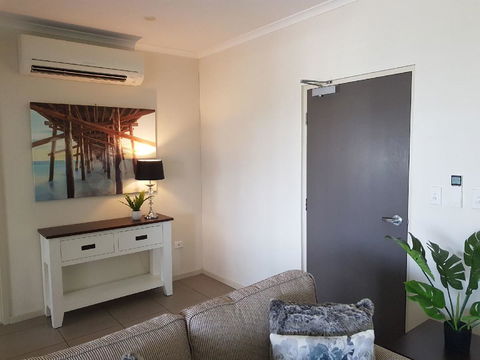 Darwin-Ocean Views, Tropical Getaway, Pool & Aircon - Accommodation Rockhampton 6