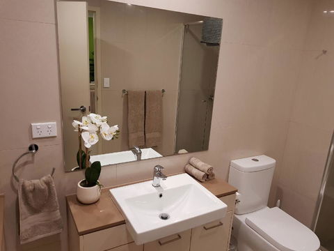 Darwin-Ocean Views, Tropical Getaway, Pool & Aircon - Accommodation Rockhampton 13