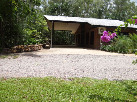 DARWIN'S SHADY ACRES RETREAT - Accommodation Rockhampton 2