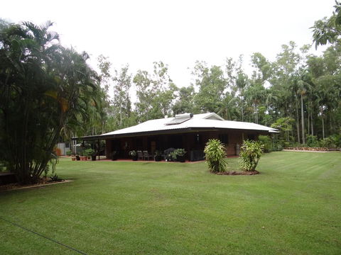 DARWIN'S SHADY ACRES RETREAT - Accommodation Rockhampton 0