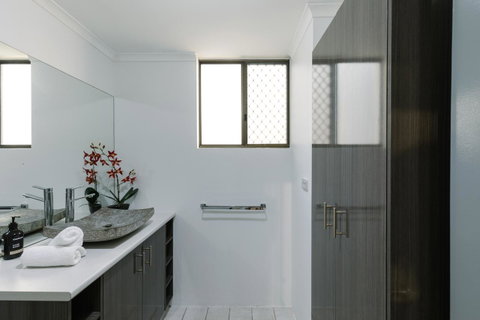 CitySide Apartment - 2 Bedroom With Private Courtyard - Accommodation Rockhampton 21
