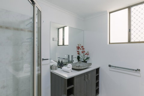 CitySide Apartment - 2 Bedroom With Private Courtyard - Accommodation Rockhampton 16