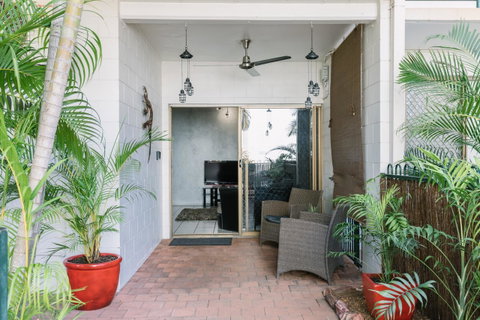 CitySide Apartment - 2 Bedroom With Private Courtyard - Accommodation Rockhampton 7