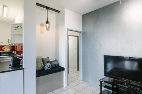 CitySide Apartment - 2 Bedroom With Private Courtyard - Accommodation Rockhampton 8