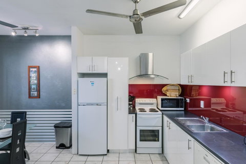 CitySide Apartment - 2 Bedroom With Private Courtyard - Accommodation Rockhampton 3