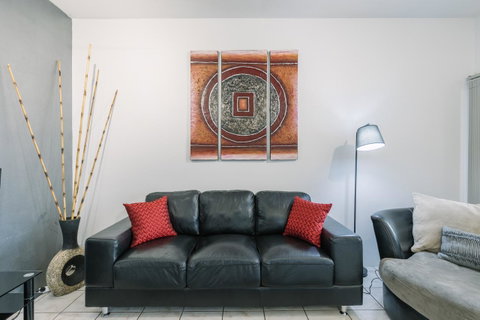 CitySide Apartment - 2 Bedroom With Private Courtyard - Accommodation Rockhampton 4