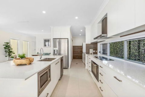 Brand New PRIZE HOME 50m Path To Beach - Accommodation Rockhampton 1