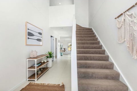 Brand New PRIZE HOME 50m Path To Beach - Accommodation Rockhampton 2