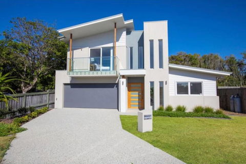 Brand New PRIZE HOME 50m Path To Beach - Accommodation Rockhampton 3